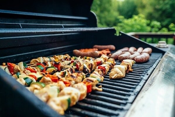 sorpresa barbacoa con amigos