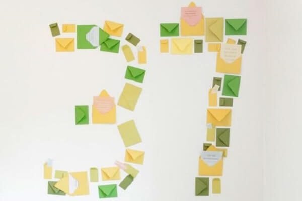 sorpresa sobres con la edad en pared